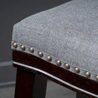 Tabouret de comptoir contemporain rembourré en forme de selle avec garniture cloutée