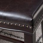 Tabouret de comptoir contemporain rembourré en forme de selle avec garniture cloutée
