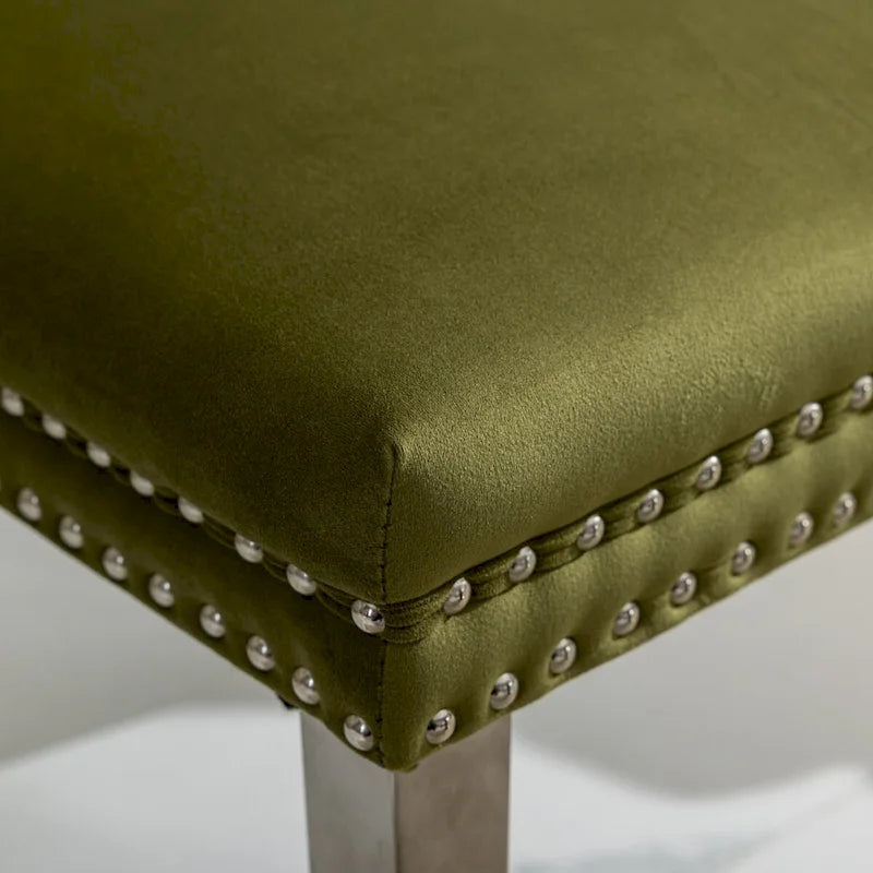 Chaise de salle à manger en velours avec clous décoratifs et pieds en acier inoxydable chromé